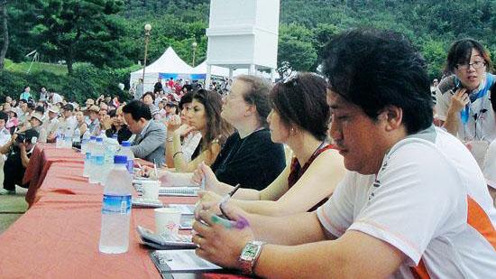     2010年8月27日,韓國大邱世界人體彩繪節(jié)比賽現(xiàn)場,精彩圖片送上...
